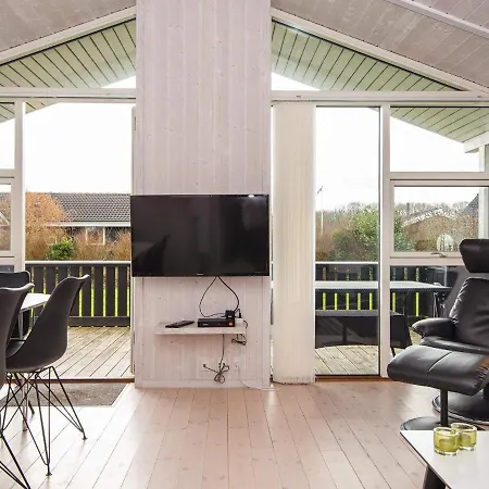 Three-bedroom In Juelsminde 18 *