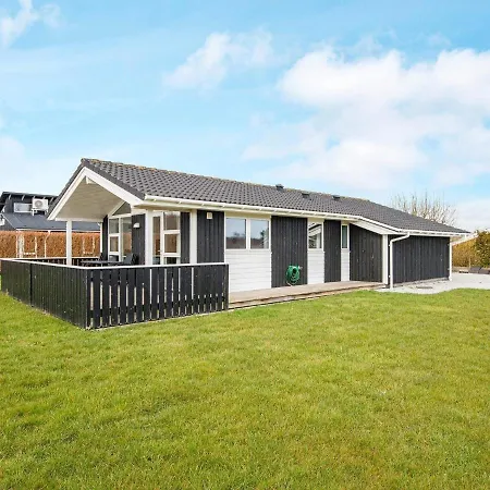 Holiday home Three-bedroom In Juelsminde 18 *